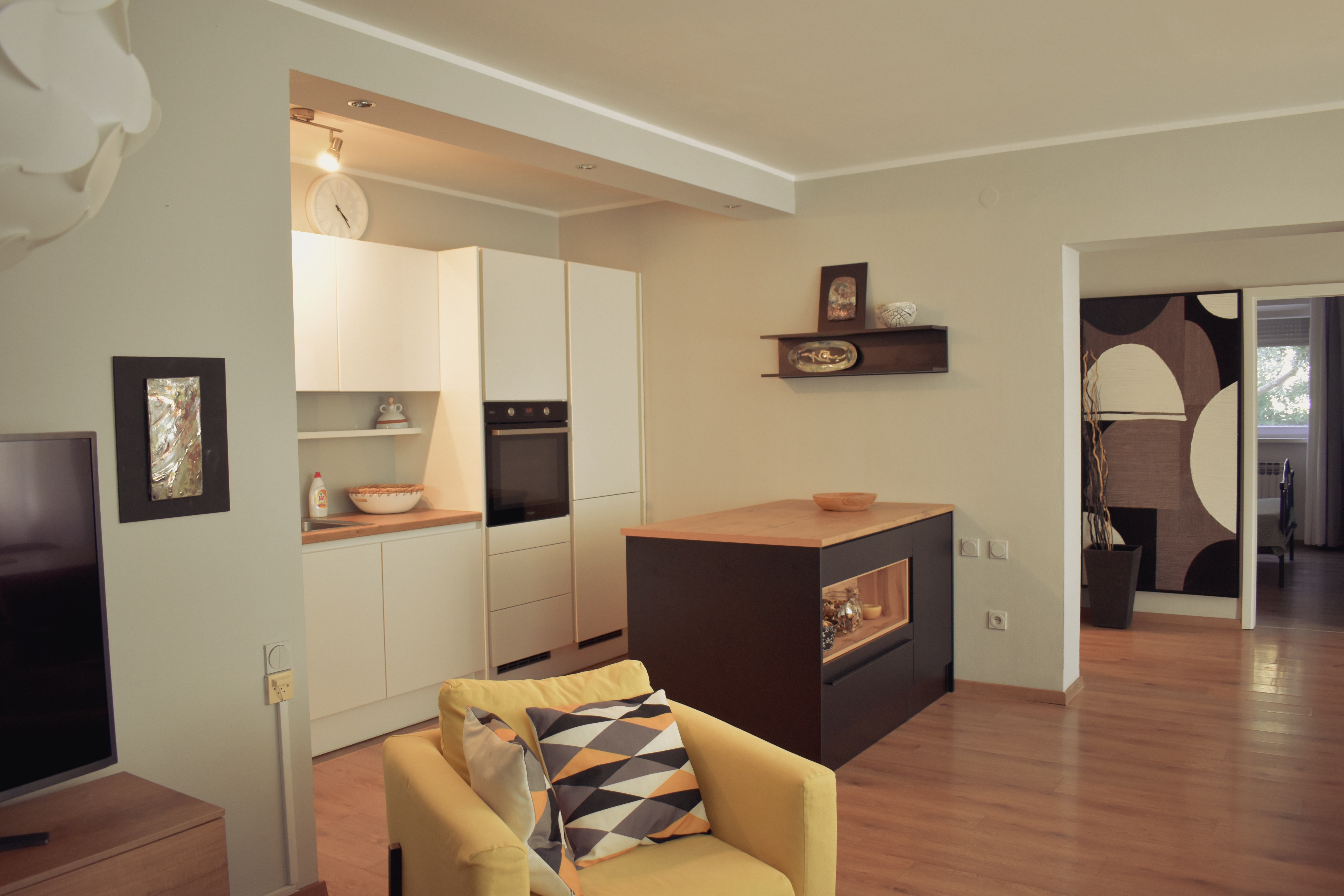 Enjoy a glass of wine at the bar 🍷